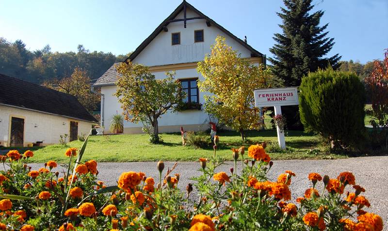 Ansicht Ferienhaus Kranz in Gerersdorf mit Obstbäumen vor dem Haus